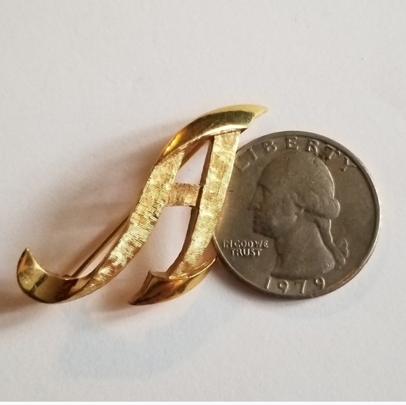 Vintage letter A brooch textured gold tone pin initial alphabet - Picture 4 of 8